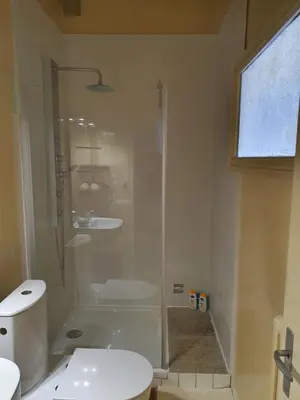 Salle de bains dans l'établissement LA MARCELINE