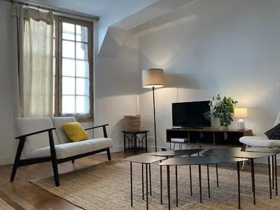 Télévision ou salle de divertissement dans l'établissement La Petite Maison du 9