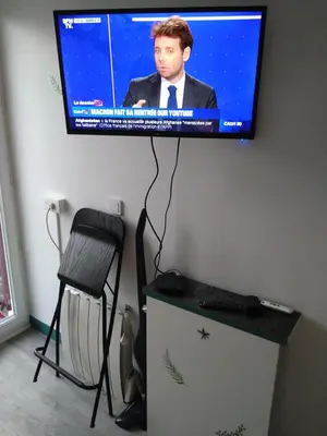 Télévision ou salle de divertissement dans l'établissement hauts des 2 lions -studio