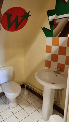 Salle de bains dans l'établissement Le Relais des Fontaines