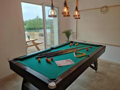 Billard dans l'établissement Détente au bord du Loir - Spa Sauna - Gîte 3