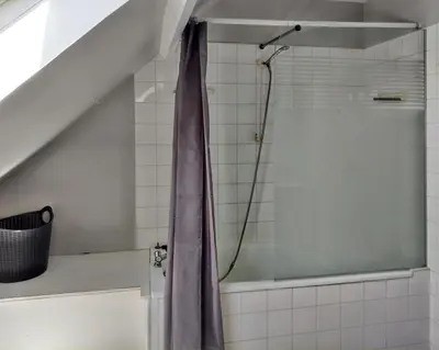 Salle de bains dans l'établissement Chaleureuse Maison de Campagne avec Terrasse et Cheminée