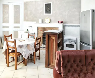 Cuisine ou kitchenette dans l'établissement Chaleureuse Maison de Campagne avec Terrasse et Cheminée