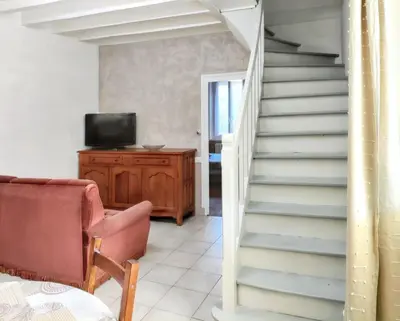 Télévision ou salle de divertissement dans l'établissement Chaleureuse Maison de Campagne avec Terrasse et Cheminée