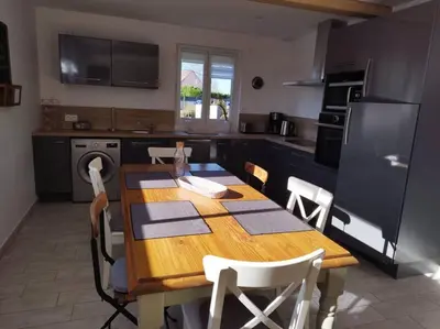 Cuisine ou kitchenette dans l'établissement Très beau gîte neuf et fonctionnel aux portes du Mans et du circuit