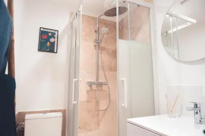 Salle de bains dans l'établissement L Étoile Filante - 2 pièces de caractère