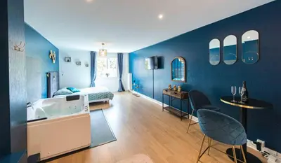 Un ou plusieurs lits dans un hébergement de l'établissement * Spa & Détente # Suite Privée # Tours # Netflix *