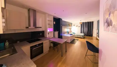 Cuisine ou kitchenette dans l'établissement * Spa & Détente # Suite Privée # Tours # Netflix *
