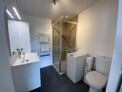 Salle de bains dans l'établissement joli logement indépendant