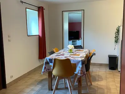 Télévision ou salle de divertissement dans l'établissement Gîte cosy au calme avec grand jardin, proche du Mans - Parking privé, Wifi fibre, équipements complets - FR-1-410-392