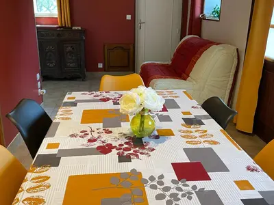 Coin salon dans l'établissement Gîte cosy au calme avec grand jardin, proche du Mans - Parking privé, Wifi fibre, équipements complets - FR-1-410-392