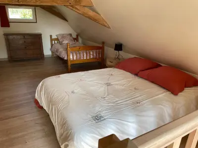 Un ou plusieurs lits dans un hébergement de l'établissement Gîte cosy au calme avec grand jardin, proche du Mans - Parking privé, Wifi fibre, équipements complets - FR-1-410-392