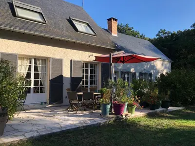 Jardin de l'établissement Maison familiale au cœur d'une forêt centenaire avec piscine et proche du Zoo de la Flèche - FR-1-410-395