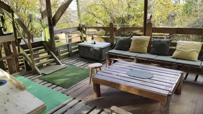 Coin salon dans l'établissement Maisonnette perchée au cœur de la nature