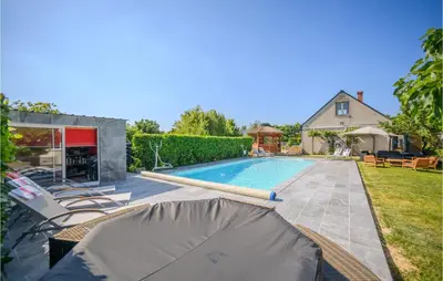 Piscine de l'établissement 3 Bedroom Amazing Home In Fondettes ou située à proximité
