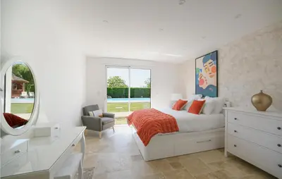 Un ou plusieurs lits dans un hébergement de l'établissement 3 Bedroom Amazing Home In Fondettes