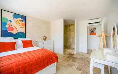 Un ou plusieurs lits dans un hébergement de l'établissement 3 Bedroom Amazing Home In Fondettes