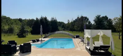 Piscine de l'établissement GITE ROMANTIQUE ou située à proximité