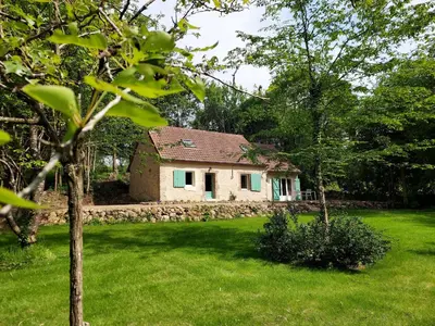 Jardin de l'établissement Gîte paisible, tout confort avec grand terrain, garage, Wi-Fi, proche du Mans et de la vallée du Loir - FR-1-410-394