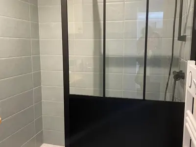 Salle de bains dans l'établissement Gîte paisible, tout confort avec grand terrain, garage, Wi-Fi, proche du Mans et de la vallée du Loir - FR-1-410-394