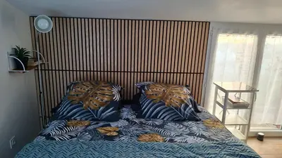 Un ou plusieurs lits dans un hébergement de l'établissement La Sardinière, Charmante maison dans un jardin