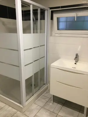 Salle de bains dans l'établissement La maison du bonheur