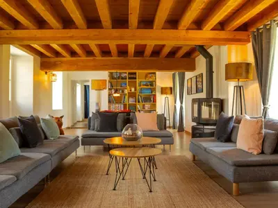 Coin salon dans l'établissement Luxe et sérénité : jacuzzi, sauna, piscine chauffée, home-cinéma et plus près du Mans - FR-1-410-396