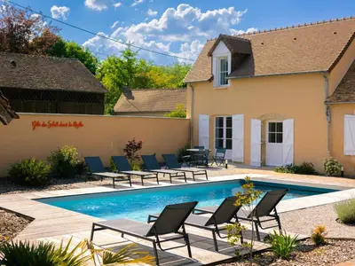 Piscine de l'établissement Luxe et sérénité : jacuzzi, sauna, piscine chauffée, home-cinéma et plus près du Mans - FR-1-410-396 ou située à proximité