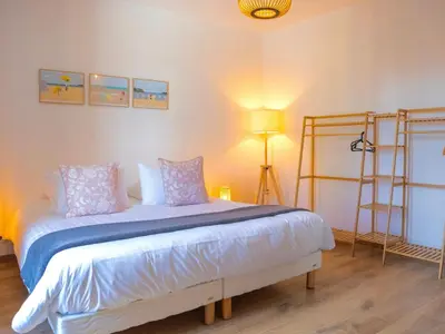 Un ou plusieurs lits dans un hébergement de l'établissement Luxe et sérénité : jacuzzi, sauna, piscine chauffée, home-cinéma et plus près du Mans - FR-1-410-396