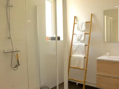 Salle de bains dans l'établissement Luxe et sérénité : jacuzzi, sauna, piscine chauffée, home-cinéma et plus près du Mans - FR-1-410-396