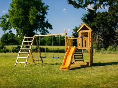 Aire de jeux pour enfants de l'établissement Luxe et sérénité : jacuzzi, sauna, piscine chauffée, home-cinéma et plus près du Mans - FR-1-410-396