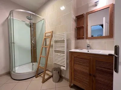 Salle de bains dans l'établissement Gîtes du château de La Celle-Guenand