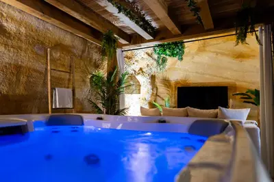 Coin salon dans l'établissement Suite troglodyte & spa privé - Luxe et détente