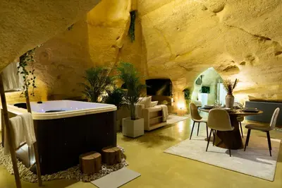 Coin salon dans l'établissement La falaise perdue, Suite troglodyte & spa privé